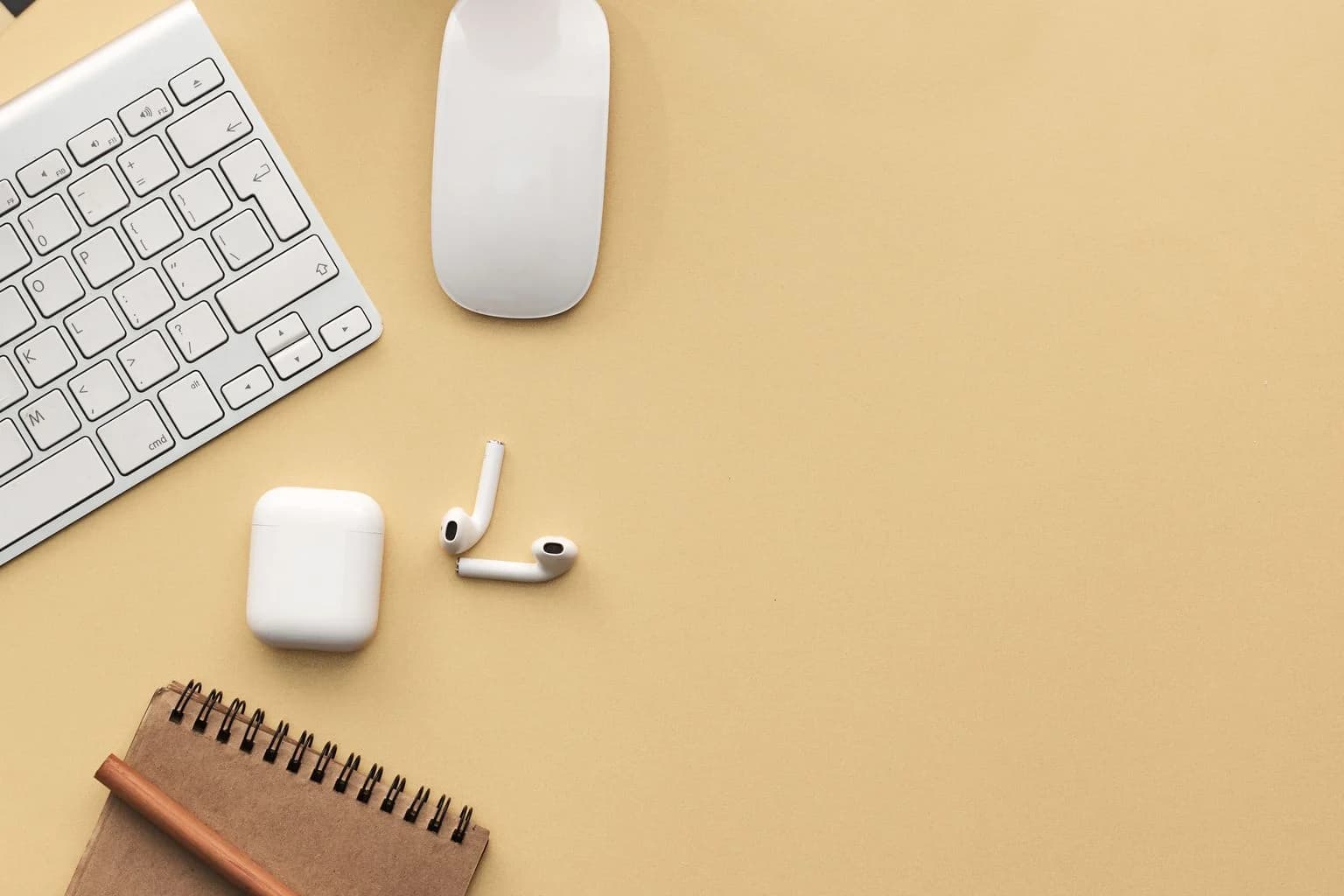 Giảng viên đang xây dựng nội dung khóa học trên laptop trong không gian làm việc hiện đại