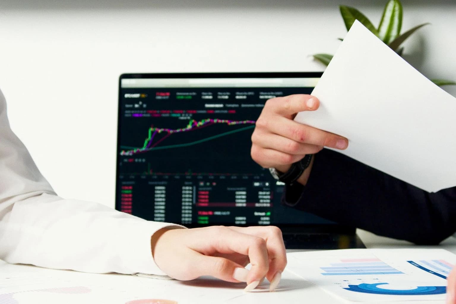 Chuyên gia sắp xếp tài liệu và tài liệu học tập để chuẩn bị nội dung đào tạo